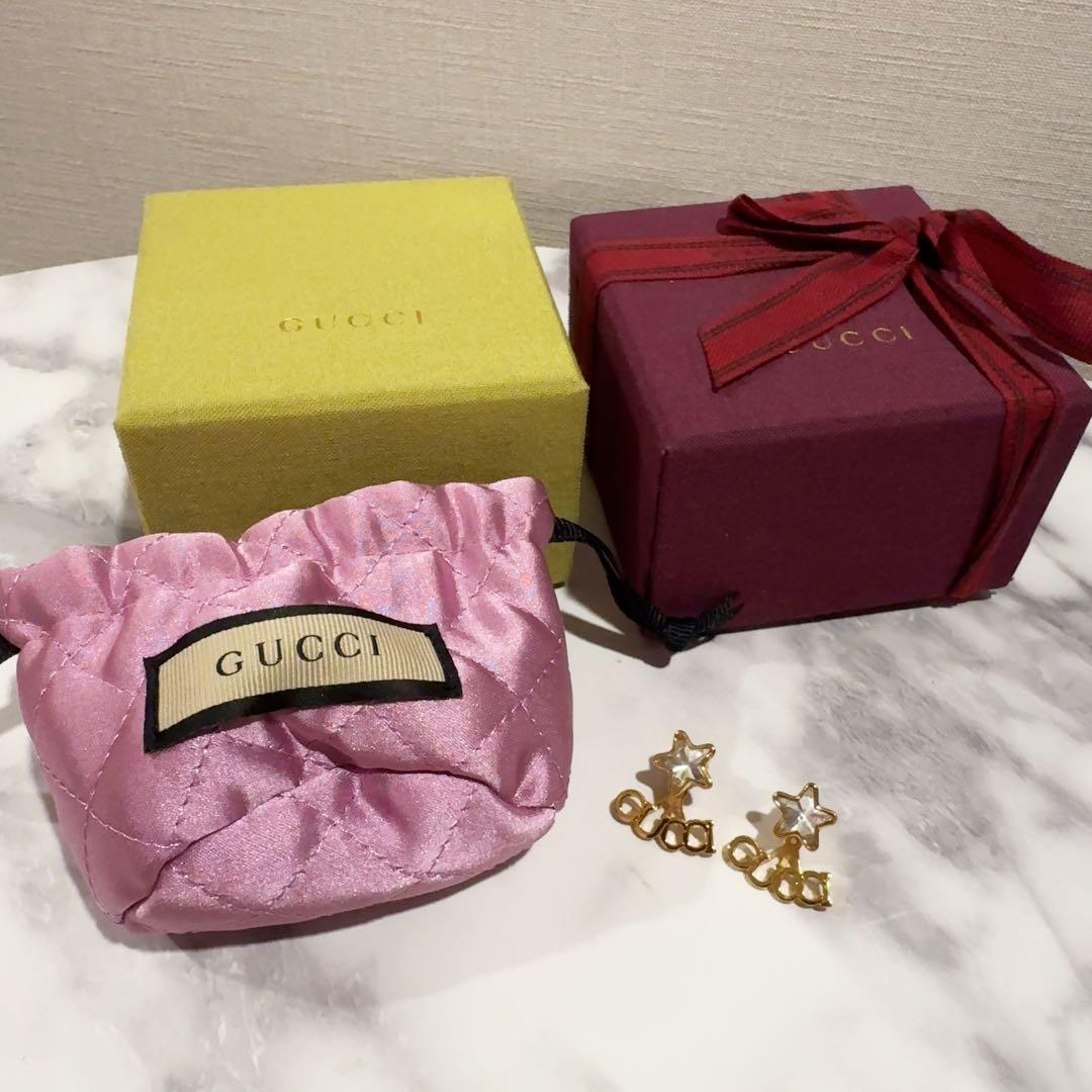ぼ*ん様 超美品GUCCI スクリプトロゴ ピアス