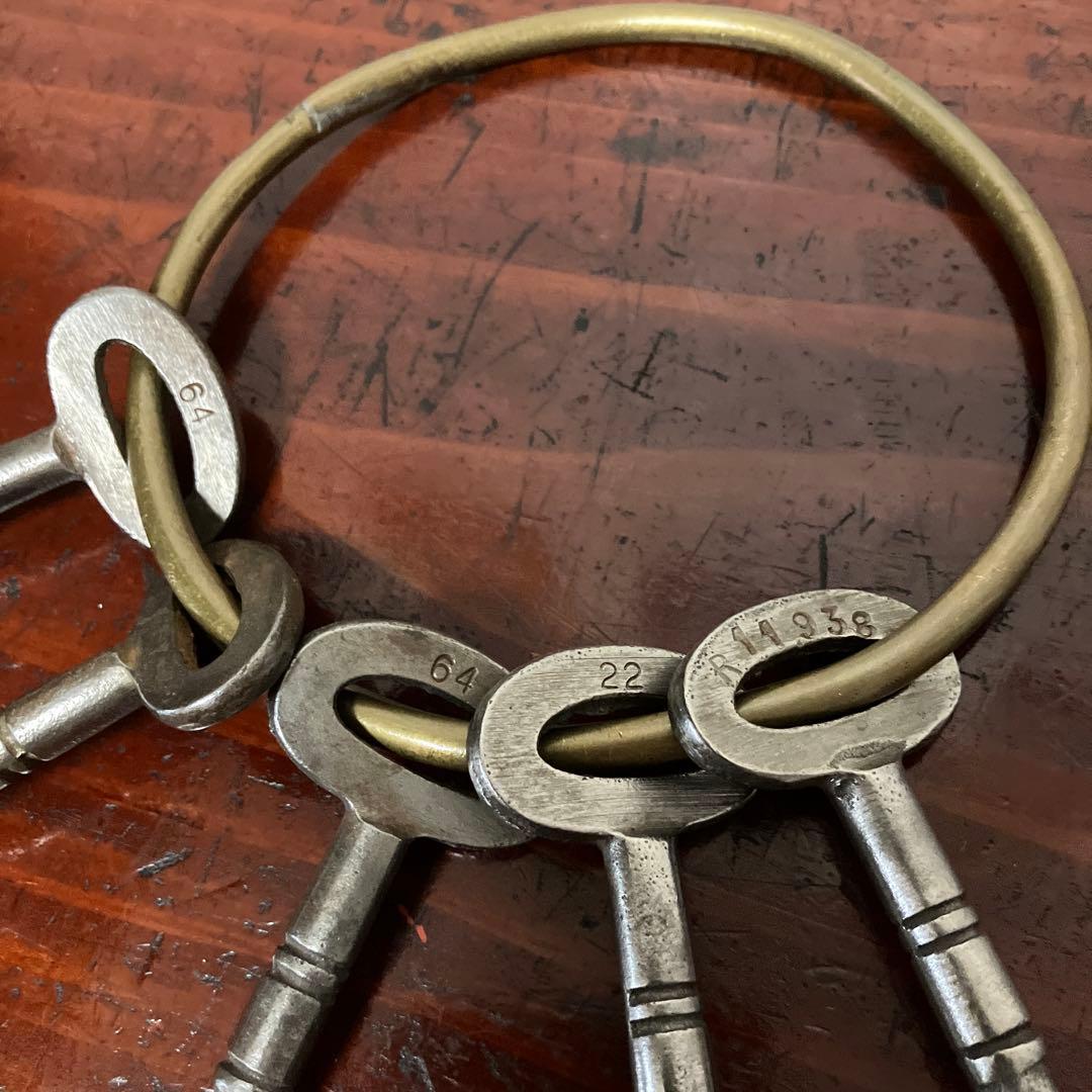 「Ｕ．Ｓ．Ｎ．ＰＯＲＴＳＭＯＵＴＨ」刻印リングと取付られた鍵５本（米海軍関連）