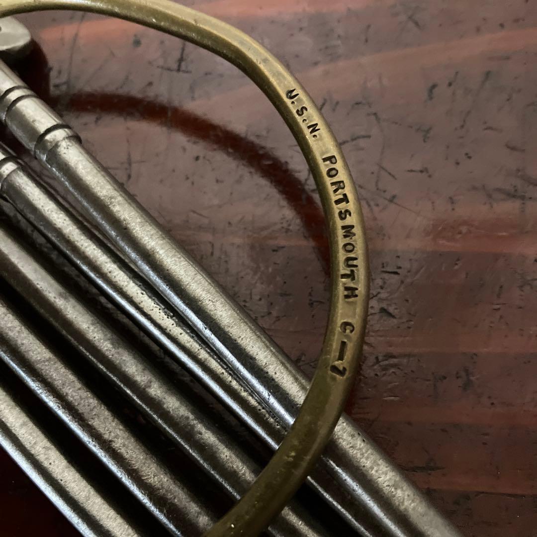 「Ｕ．Ｓ．Ｎ．ＰＯＲＴＳＭＯＵＴＨ」刻印リングと取付られた鍵５本（米海軍関連）