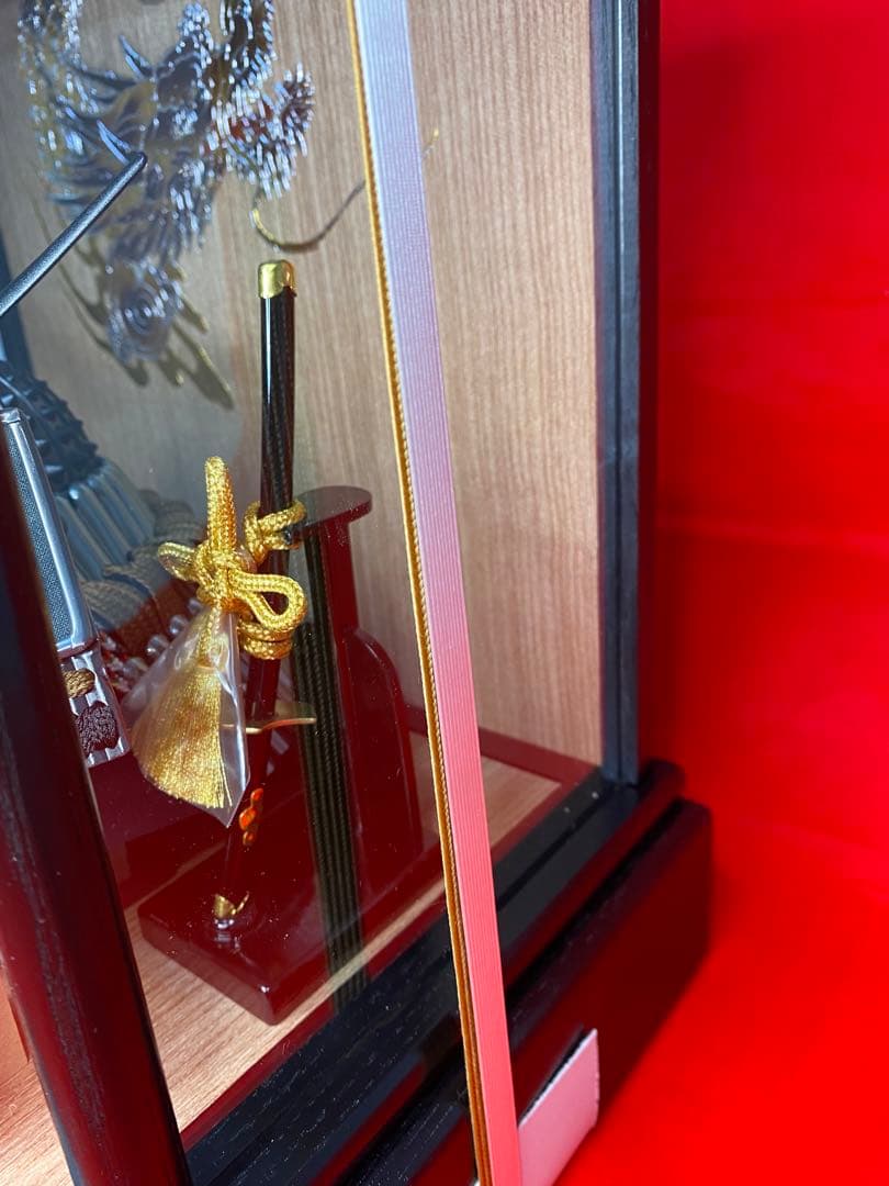 伊達政宗　東京久月　五月人形　家紋付マットブラック兜飾り木目六角アクリルケース入