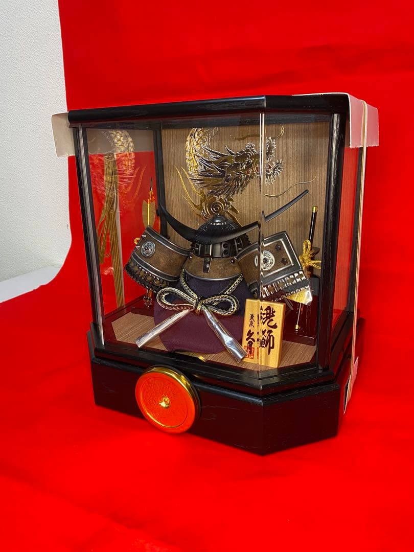 伊達政宗　東京久月　五月人形　家紋付マットブラック兜飾り木目六角アクリルケース入