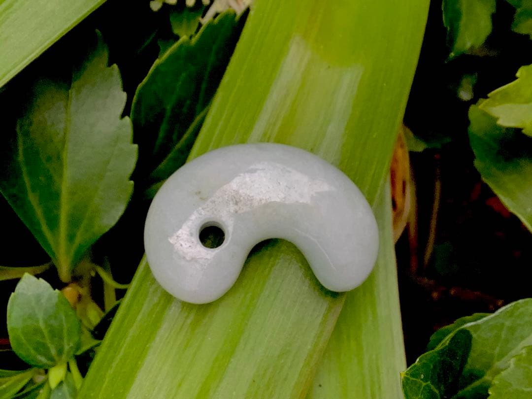 鑑定機関鑑別書付で9800円‼️ 糸魚川翡翠勾玉ジェダイト　特別安価の1点です‼️