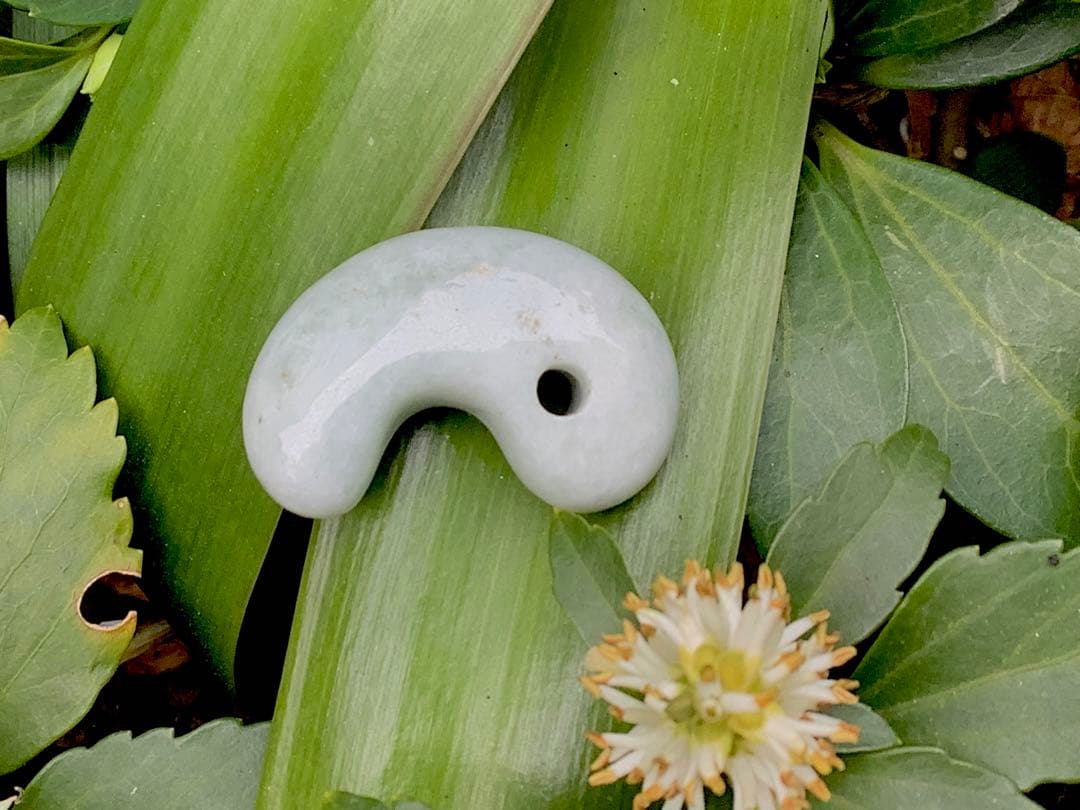 鑑定機関鑑別書付で9800円‼️ 糸魚川翡翠勾玉ジェダイト　特別安価の1点です‼️