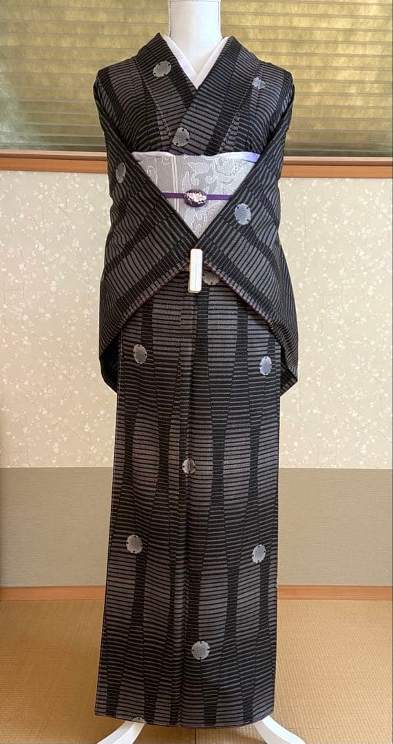 【未使用】黒色　泥染本場大島紬　たてわくに雪輪柄　　着物（袷）