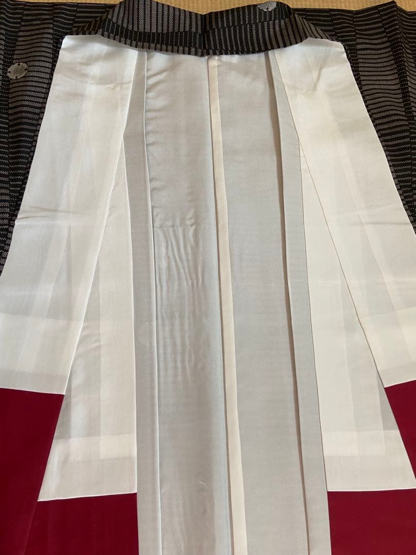 【未使用】黒色　泥染本場大島紬　たてわくに雪輪柄　　着物（袷）