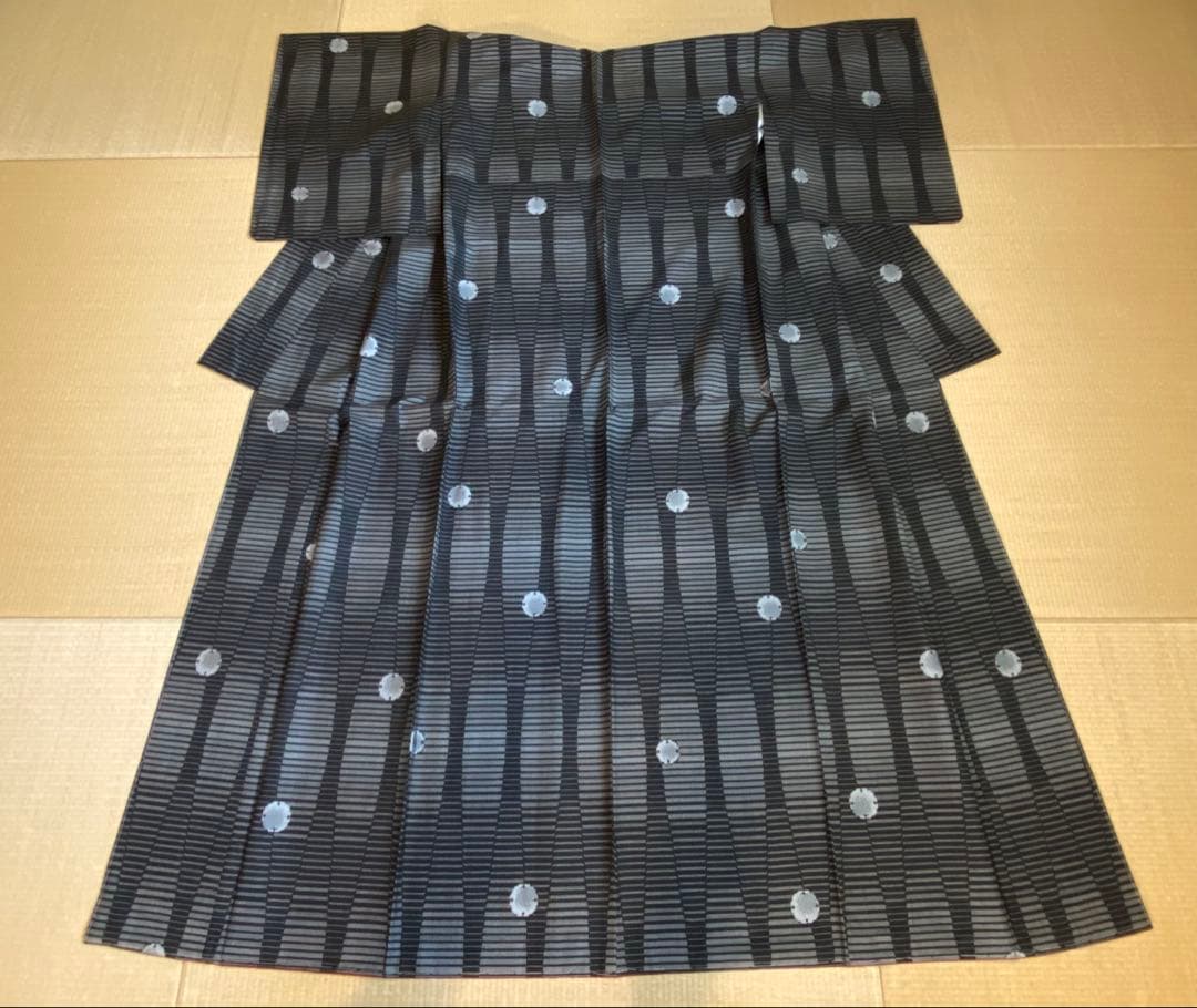 【未使用】黒色　泥染本場大島紬　たてわくに雪輪柄　　着物（袷）