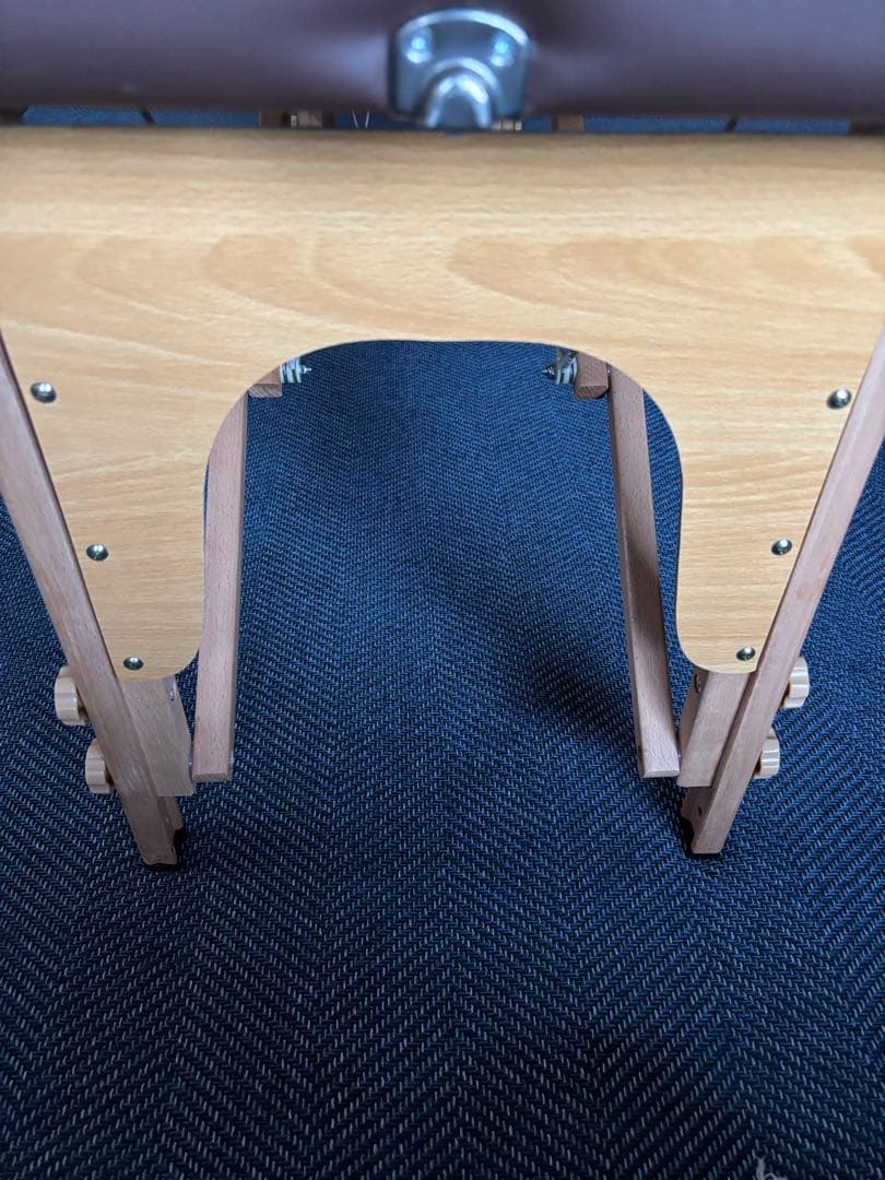 折りたたみ式のマッサージテーブル