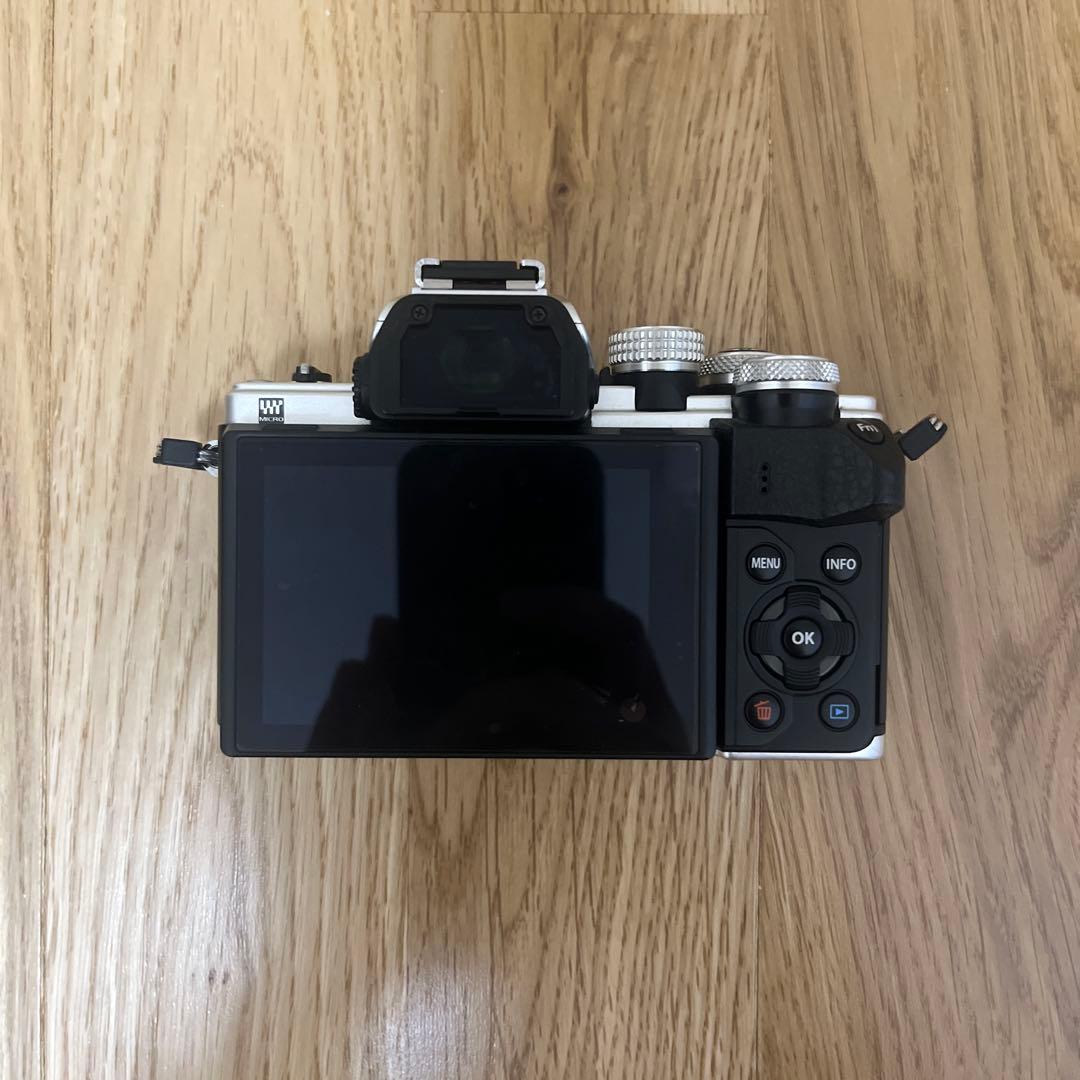 OLYMPUS E-M10 Mark II 本体と付属品