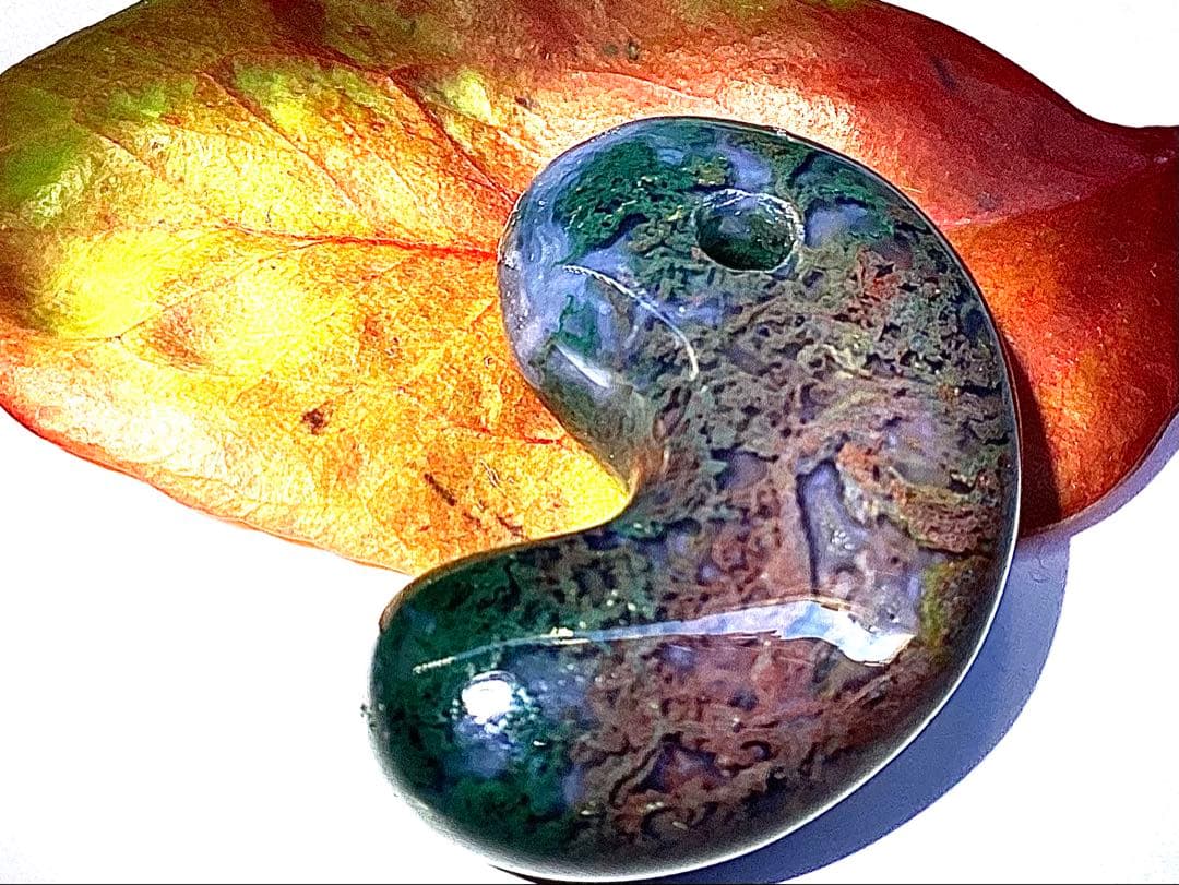 ✳国内の出雲めのう【碧玉】の最高峰勾玉でしょう‼️ 天然石 浮き草文様 鑑別書付