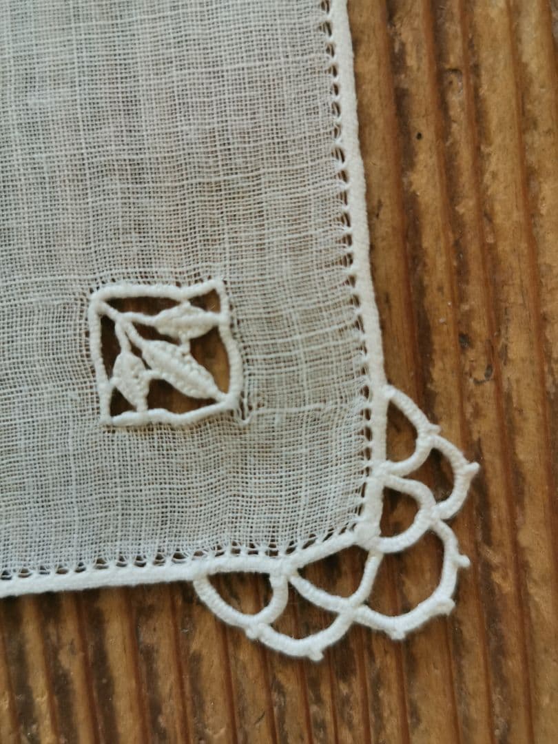 アンティーク レティシアレース刺繍 鳥と三つ葉のニードルワーク リネンドイリー