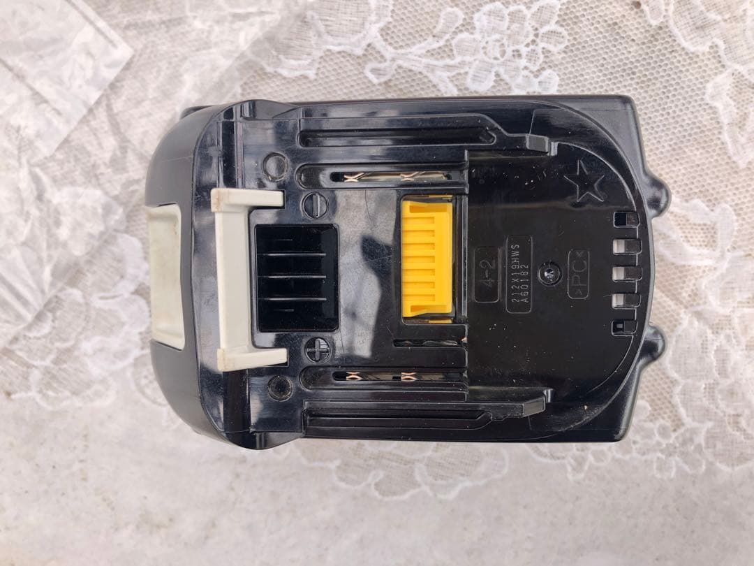 マキタ　充電式芝刈り機　MLM230D 純正バッテリー付きそれ以外付属品無し