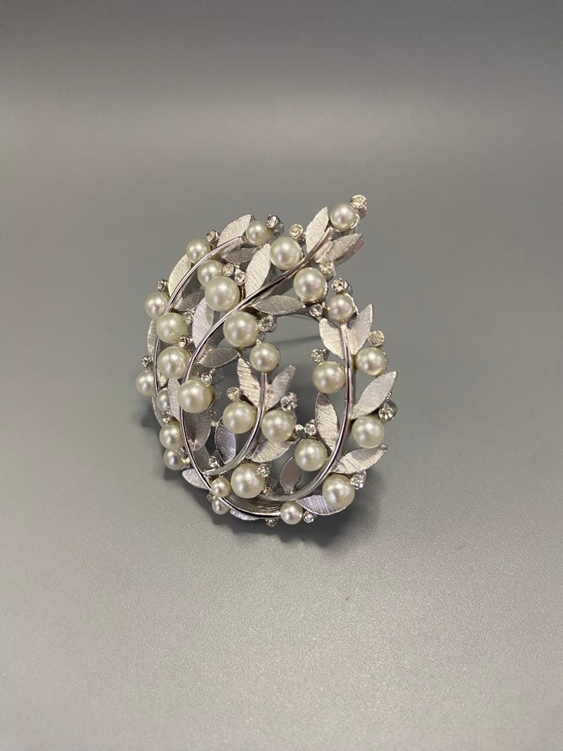 lotuscloud 2543⭐️TRIFARI トリファリヴィンテージブローチ