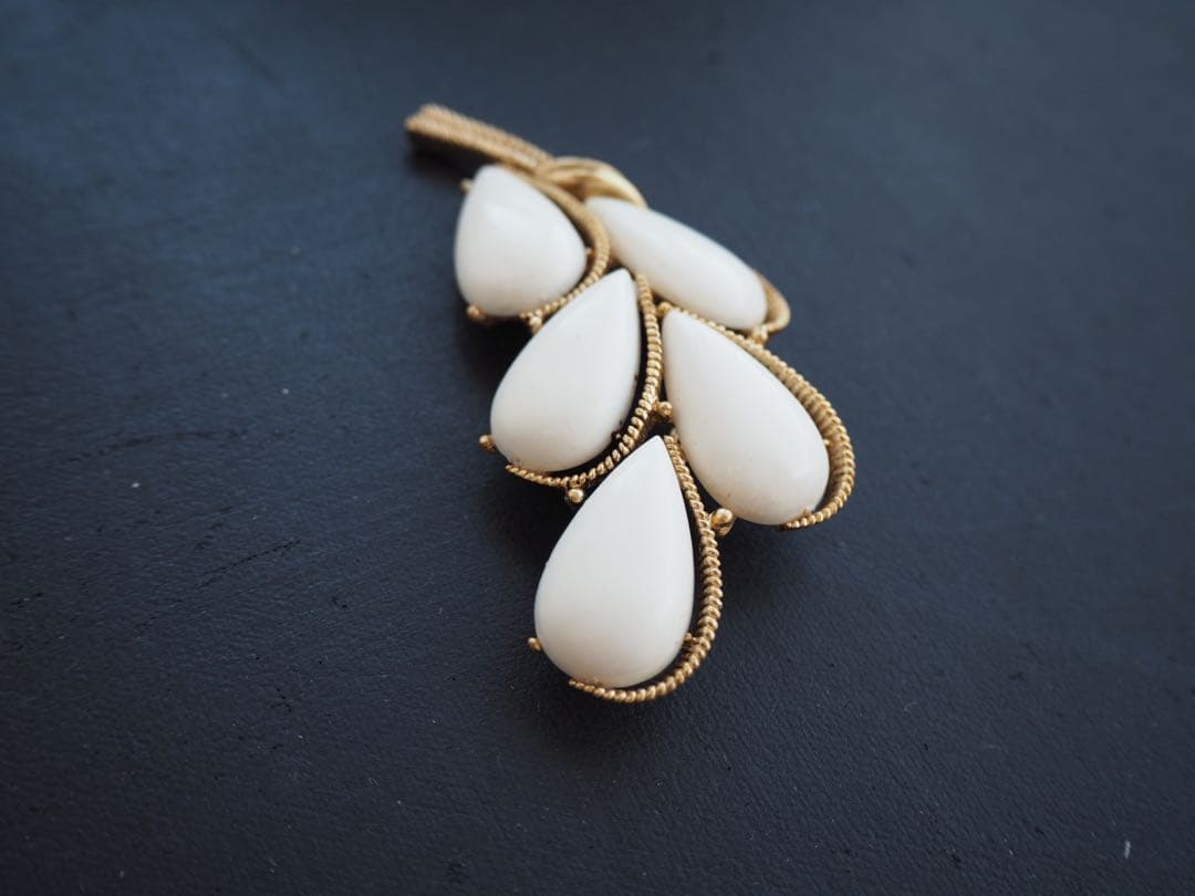 希少 TRIFARI ミルクガラス ブローチ ゴールドカラー ホワイト 艶