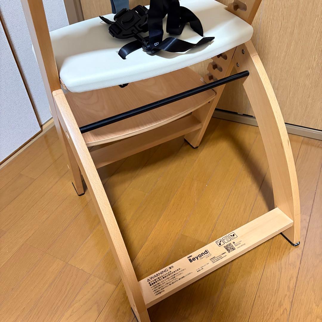 ビヨンドジュニア　ハイチェア　ベビーチェア　キッズチェア クリームホワイト