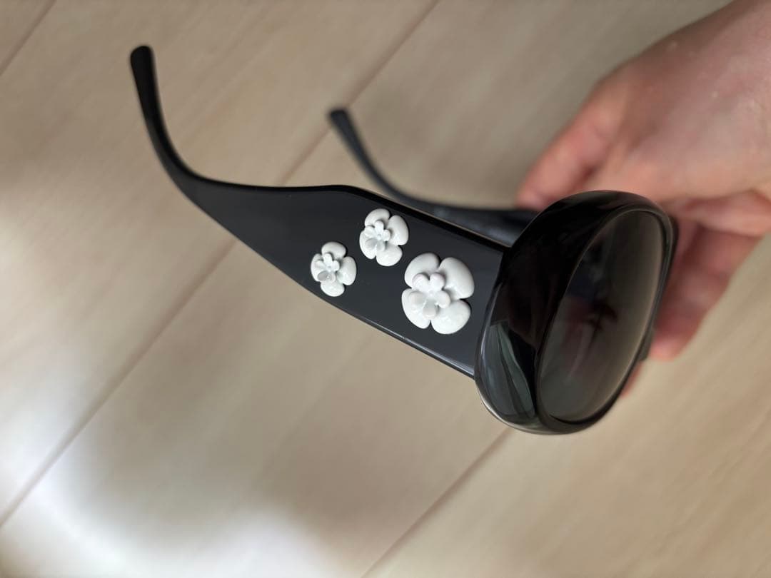 CHANEL サングラス 黒色 フラワー装飾