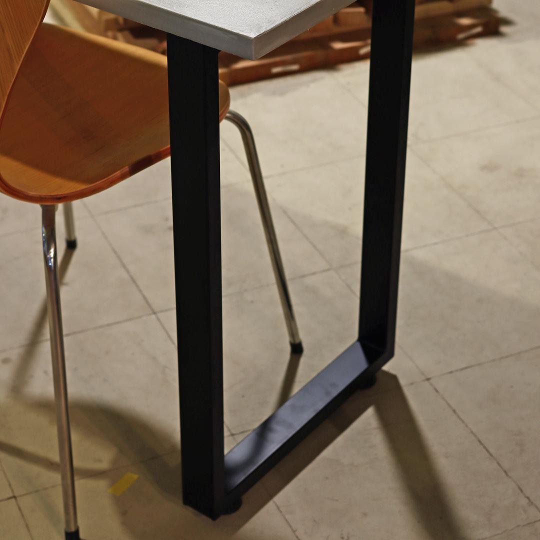 カウンターデスク｜横幅140cm｜ライトグレー｜薄塗りモルタル｜四角脚