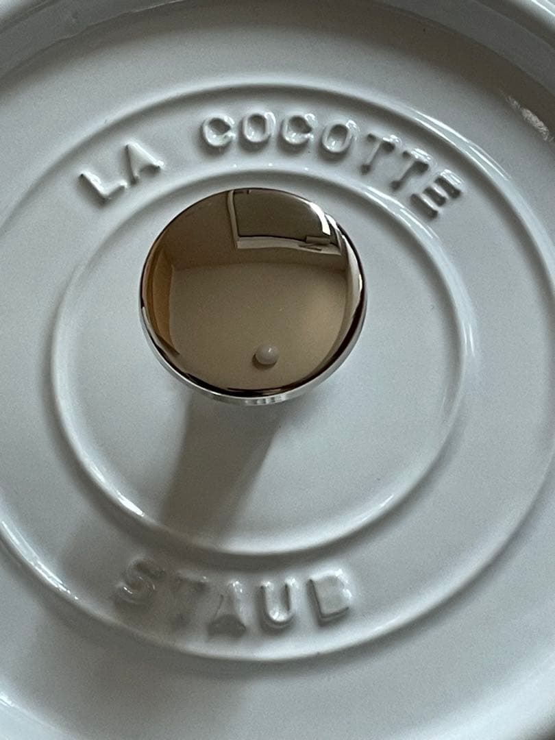 新品未使用シリアルナンバー有　staub ストウブ　ピュアホワイト　18cm