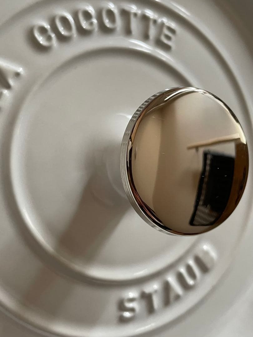 新品未使用シリアルナンバー有　staub ストウブ　ピュアホワイト　18cm