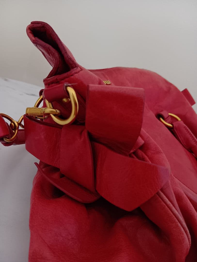 miu miu 赤 レザーハンドバッグ