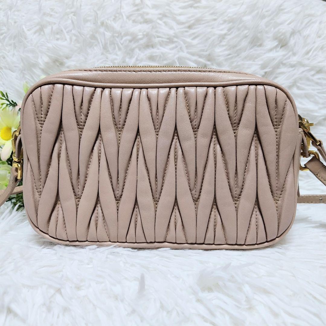 レア美品✨ミュウミュウ◇ショルダーカメラバッグ　マテラッセくすみピンクベージュ