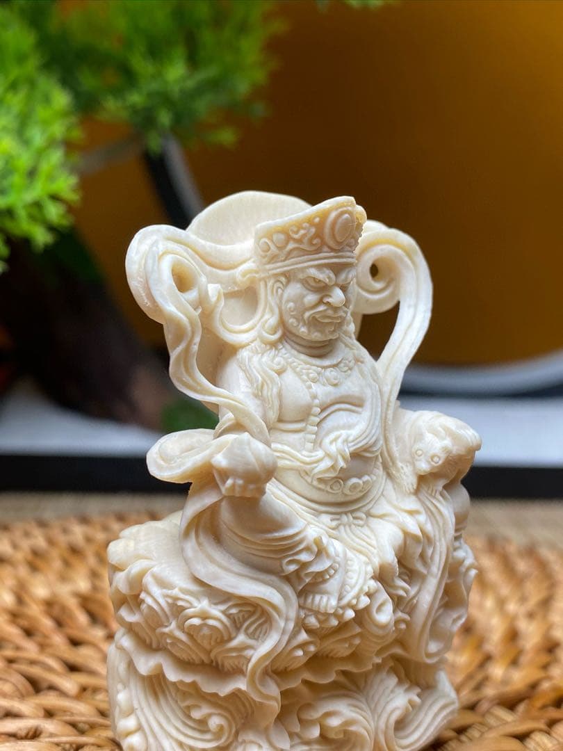 天然マンモス牙美しい手作り彫刻　黄財神　小さいな置物