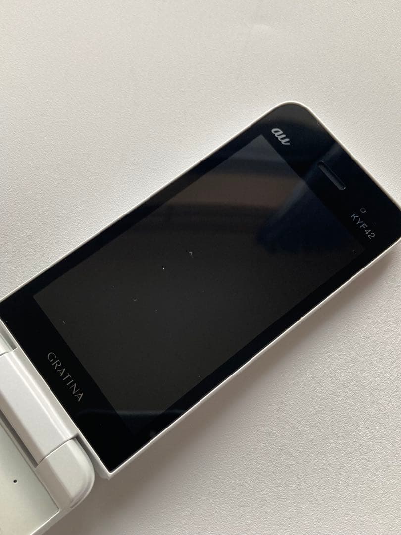 SIMロック済　au GRATIN KYF42 ホワイト利用制限○