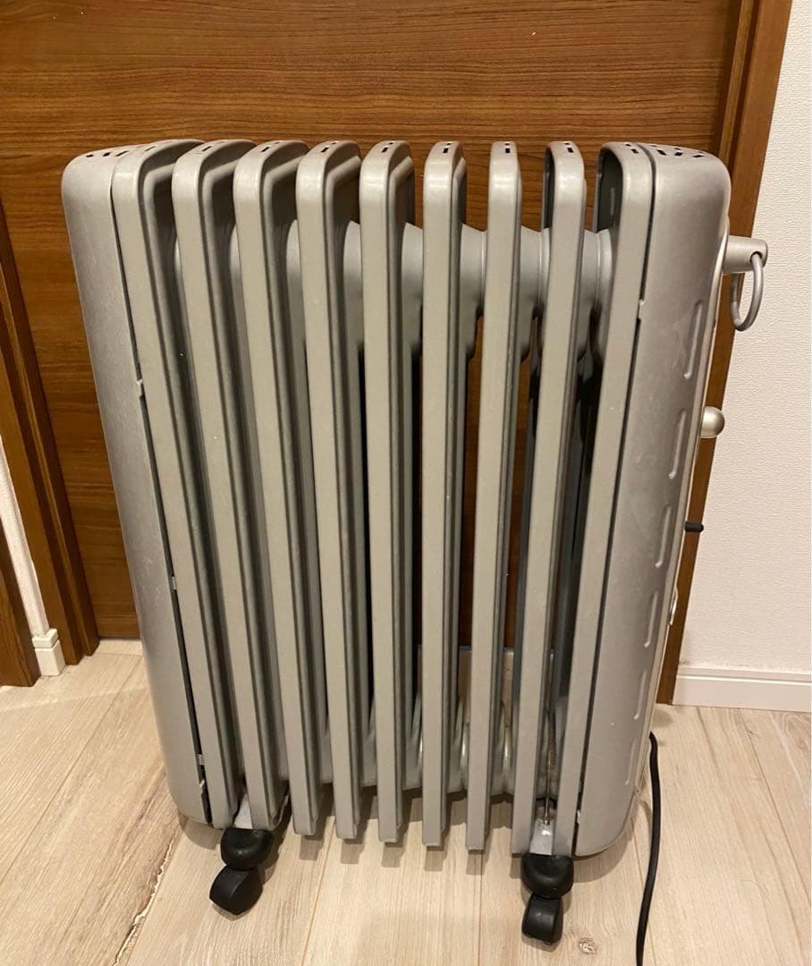 【レア】De'Longhi オイルヒーター シルバー　L字型 レトロタイプ