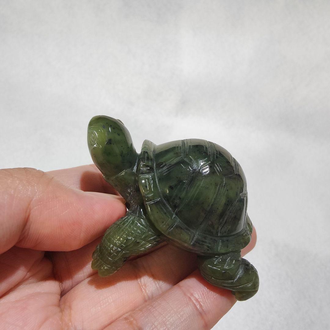 12 亀　軟玉翡翠（ネフライト）で作った亀　天然石　彫刻　翡翠　ヒスイ　亀　かめ