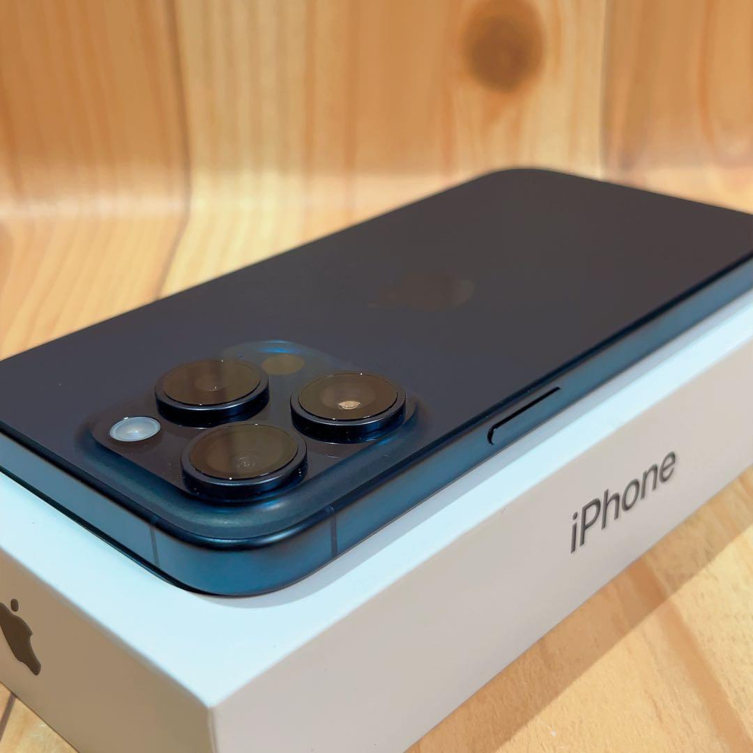 美品 SIMフリー 本体 iPhone 15 Pro 256 GB 585