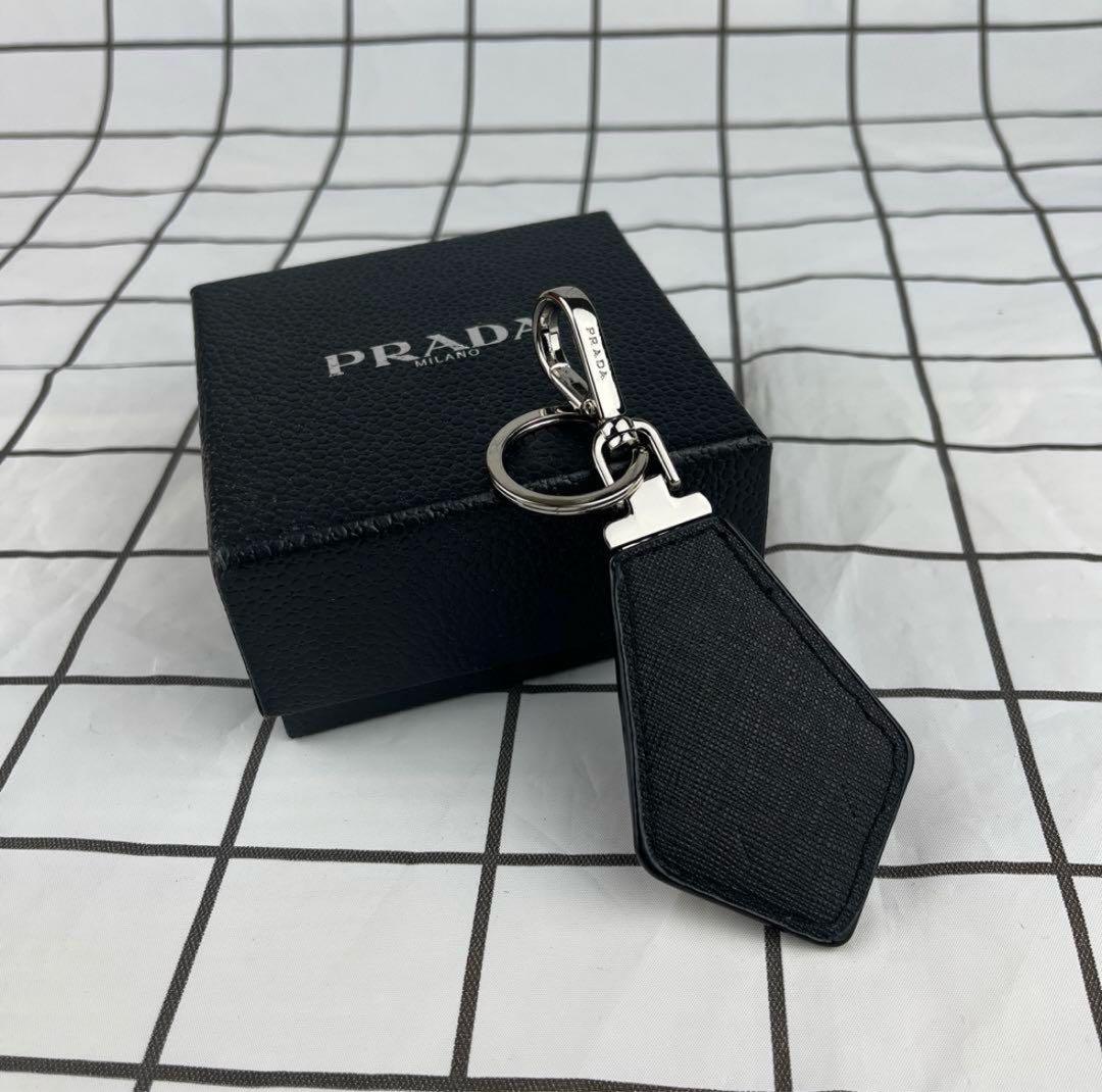 プラダ 三角ロゴ キーホルダー キーリング サフィアーノ レザー