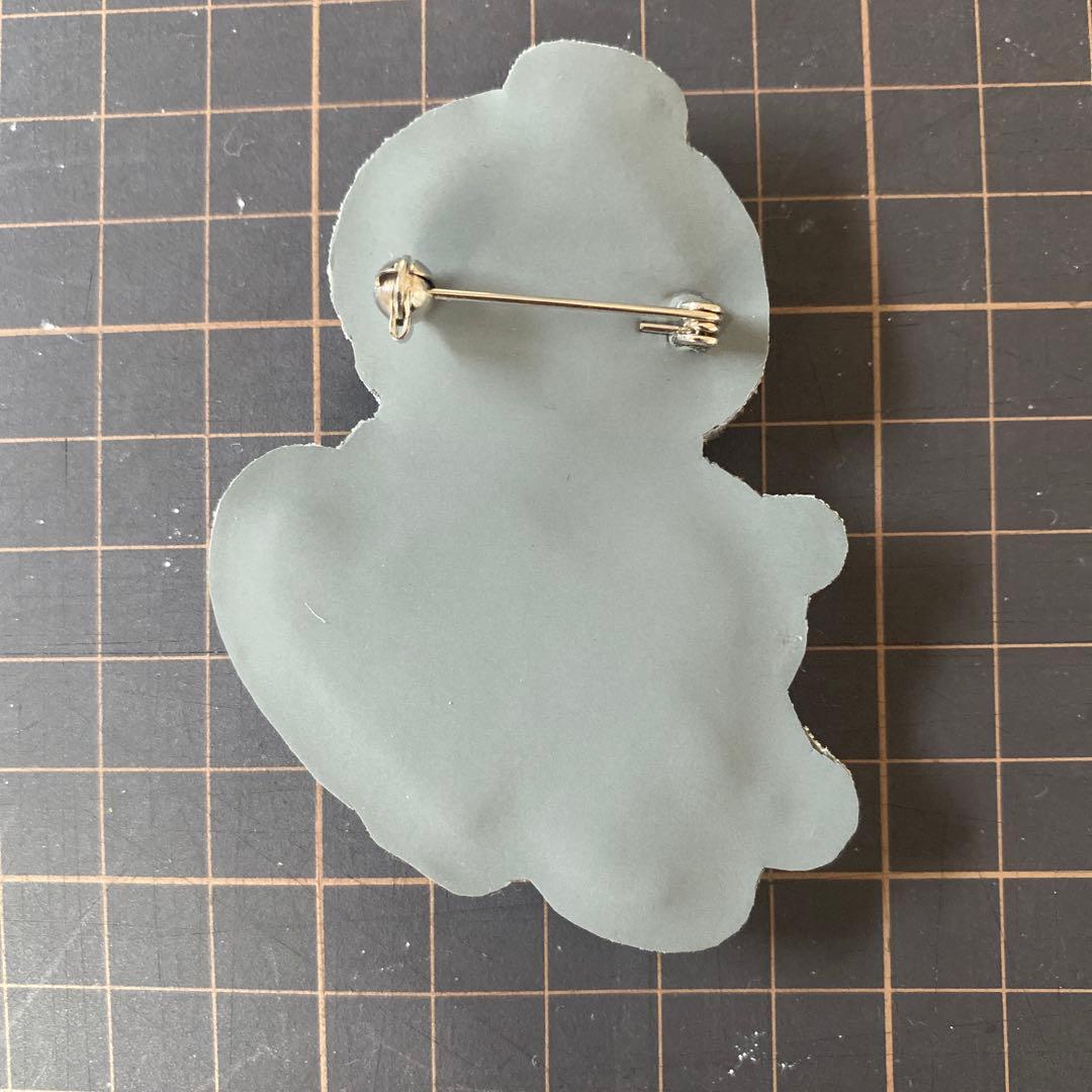 田川啓二ビーズ刺繍 パンダ抱えた黒柳徹子ピンバッジ　Tilia