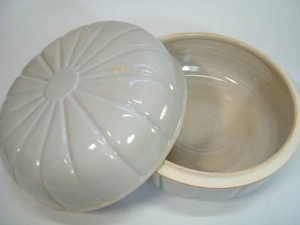喰籠●萩焼菊型食籠「大華山鳥雲」納富鳥雲 白釉 蓋物 菓子鉢 菓子鉢 共箱■