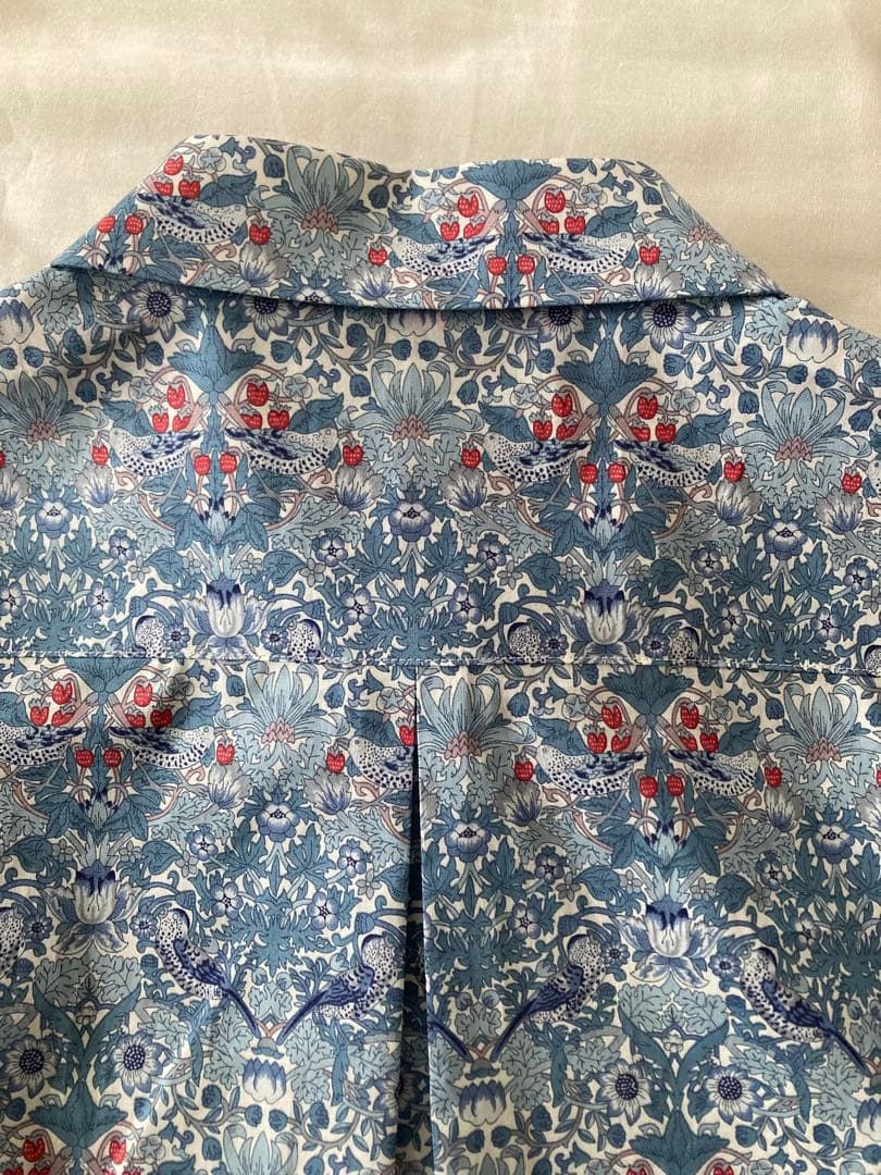 新品！Parkes 人気のリバティ　いちご泥棒　長袖のちび襟シャツ　ブルー系