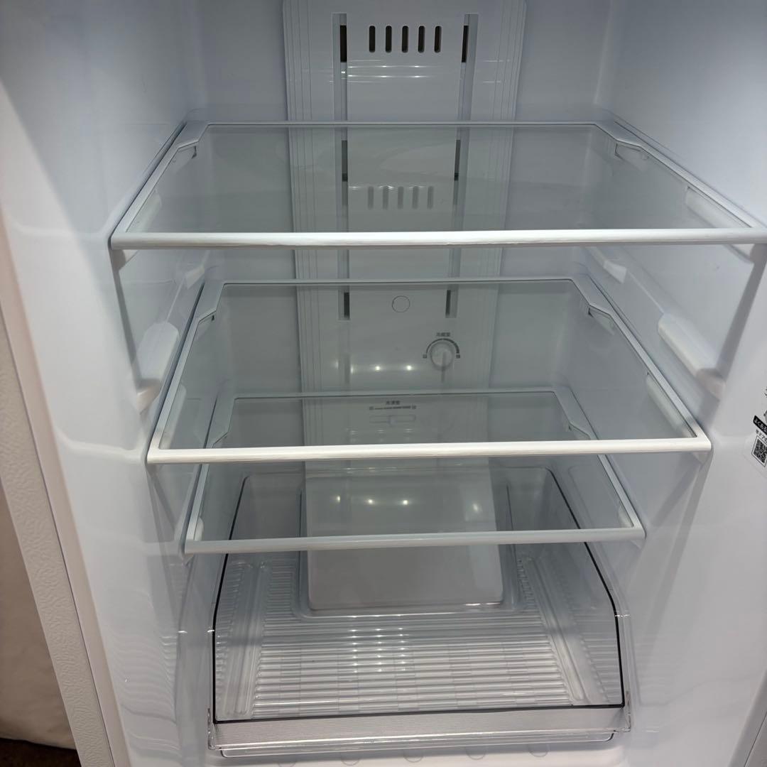 141　東芝　冷蔵庫　一人暮らし　白　25年製　綺麗　中古　設置無料　安い‼️