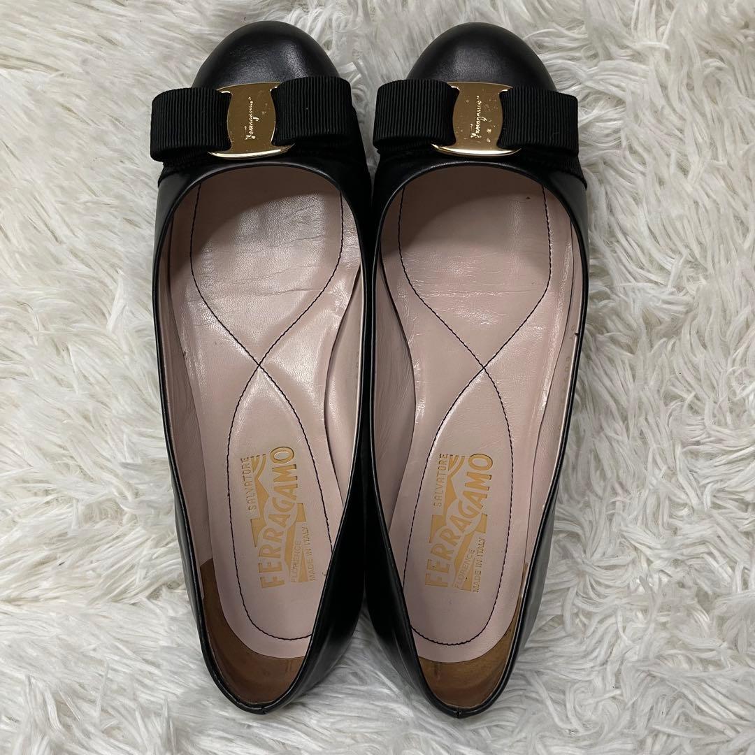 美品　フェラガモ　ヴァラリボン　フラット　パンプス　レザー　黒　金