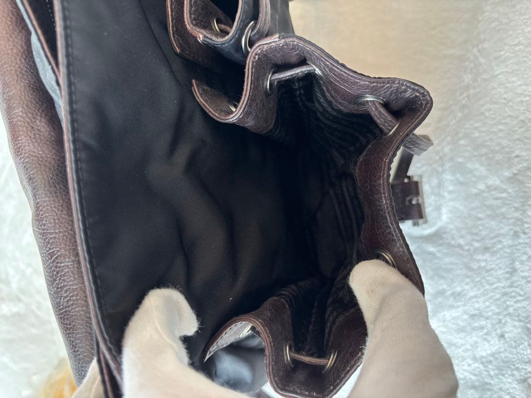 プラダ ショルダーバッグ メッセンジャーバッグ　大容量エンボスロゴ 鞄