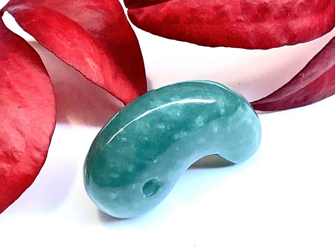 ✳糸魚川翡翠コン沢青緑色勾玉　希少数の幸運呼び込む吉祥*雪輪文様入り　鑑別書付‼️