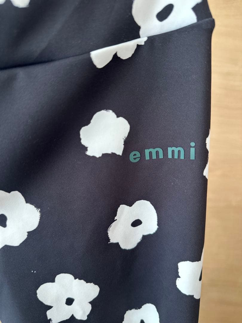 emmi デイジー　花柄 ヨガウェア UVカット