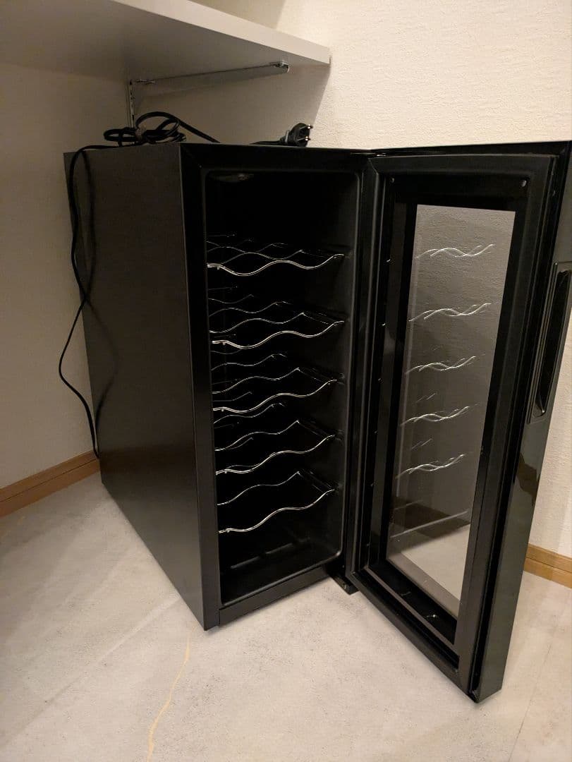 未使用品　アイリスオーヤマワインセラー12本　ペルチェ式