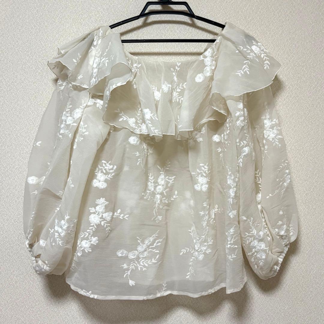 トップス Acka. embroidery frill blouse