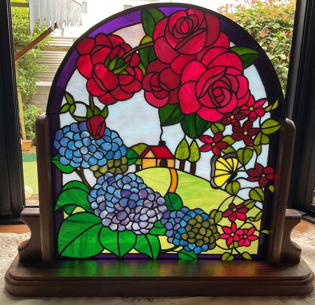 ステンドグラスパネル　お花の間に映る丘の風景