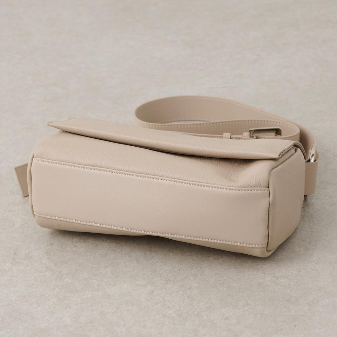 ♪連休off♪【新品タグ付】ビアズリー レザー ボディバッグ ベージュ