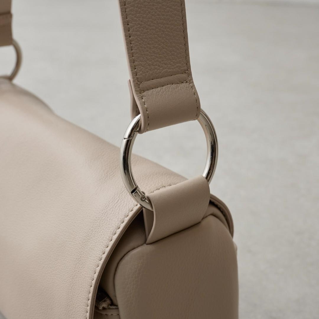 ♪連休off♪【新品タグ付】ビアズリー レザー ボディバッグ ベージュ