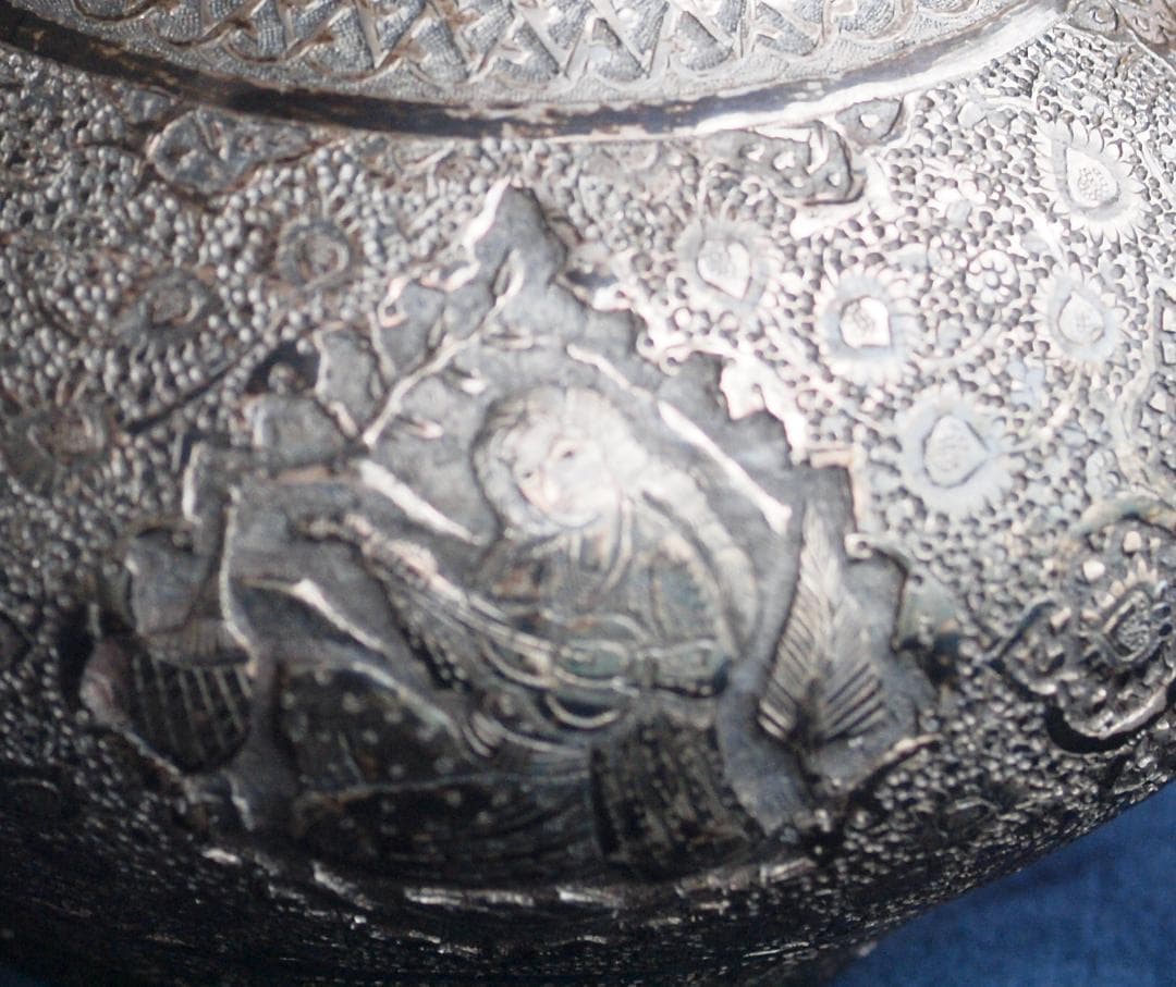 1970年央制作、イラン伝統彫金細工が楽器を奏でる人や花を刻む銀製ティーポット