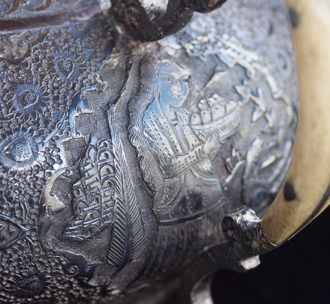 1970年央制作、イラン伝統彫金細工が楽器を奏でる人や花を刻む銀製ティーポット