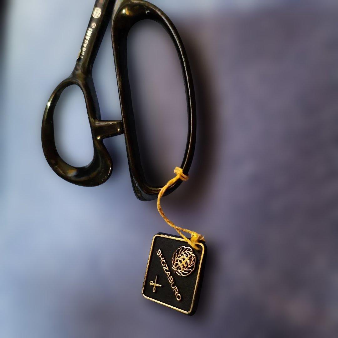 縫い物に使うハサミ。ハコは、少し痛んでます。