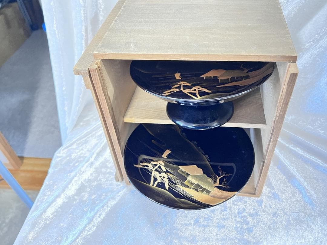 金蒔絵の菓子器　一対　風景もん　松竹梅紋　共箱　 径17.5×Ｈ7.5㎝