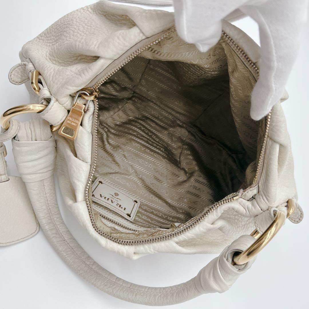 PRADA ワンハンドバッグ レザー ホワイト メタルロゴ ハーフムーン