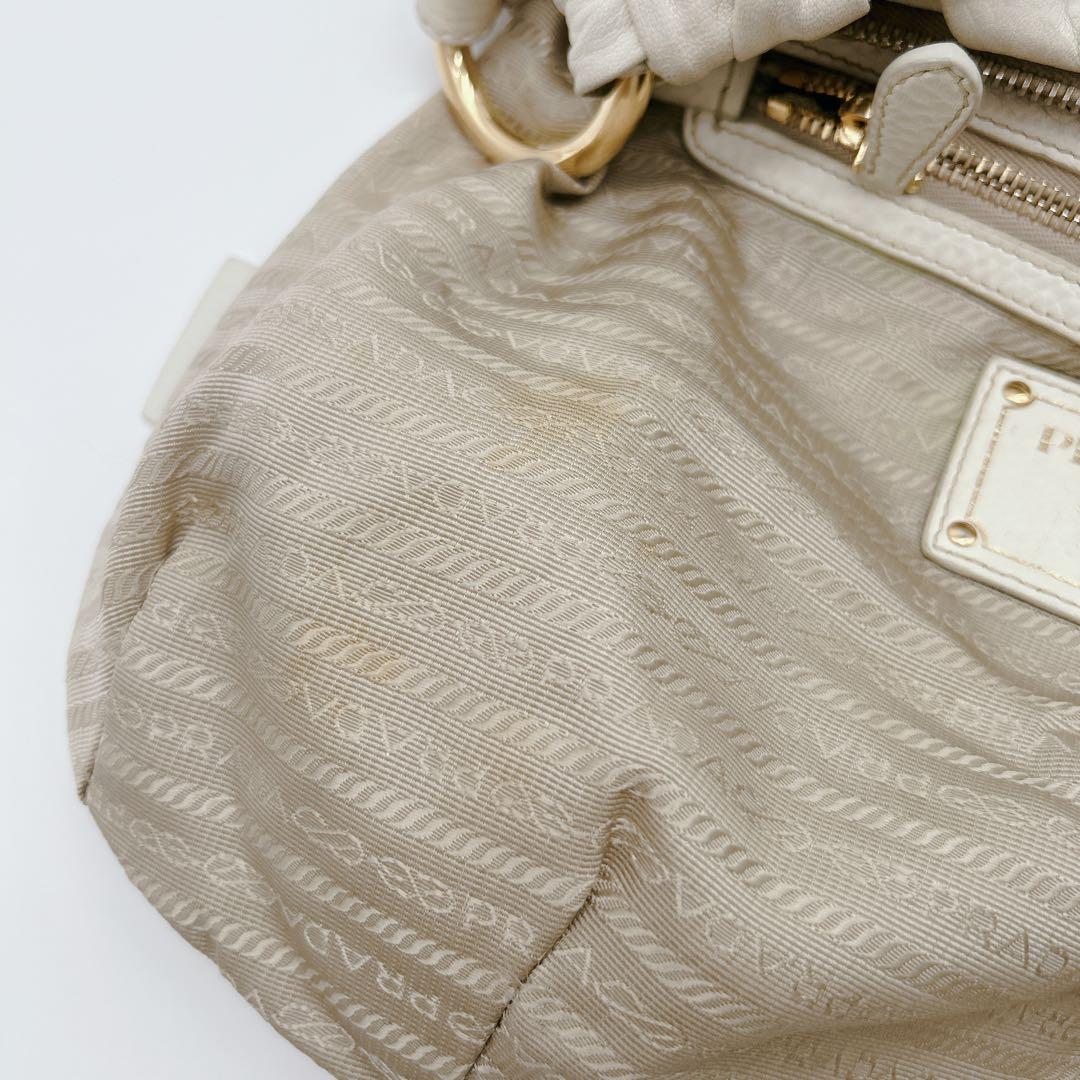 PRADA ワンハンドバッグ レザー ホワイト メタルロゴ ハーフムーン