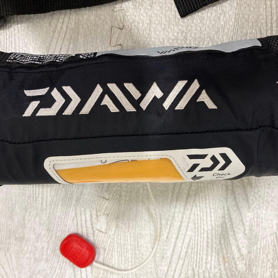ボンベ無し　Daiwa ライフジャケット 引き紐式 黒